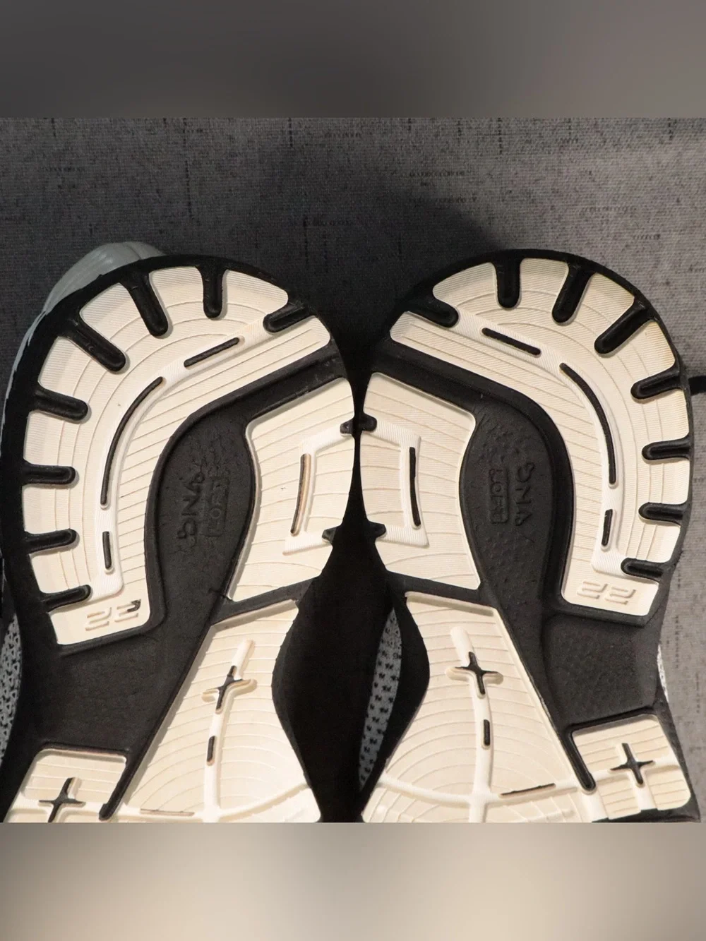 Brooks Adrenaline GTS 22 Running Shoes Women's Size 8.5 White Black Athletic